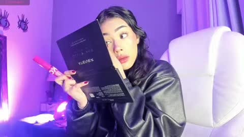 Snapshot of giovanna_oliveira chatting on 9, 10, 2025 Giovanna online show from 9, 10, 2025