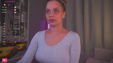 Snapshot of girl_peach_ chatting on 4, 12, 2025 Kate online show from 4, 12, 2025