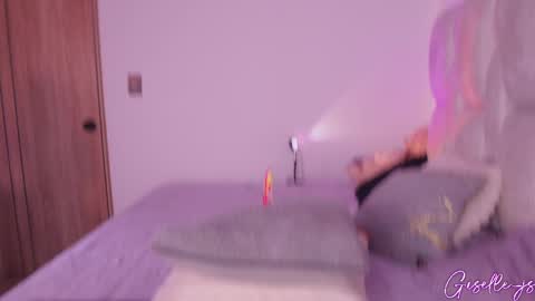 Instagram gisellee  22  online show from 13, 2, 2025