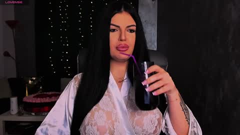 Giulia online show from 3, 2, 2025