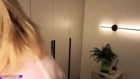 Snapshot of glitchyangel chatting on 8, 4, 2026 Miroslava friends call me Mira online show from 8, 4, 2026
