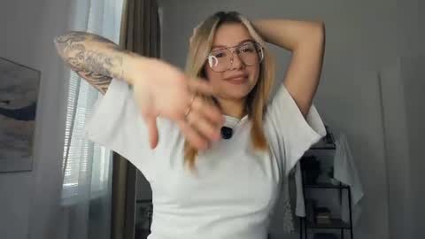 Snapshot of glossybabe_ chatting on 21, 6, 2026 Cherry online show from 21, 6, 2026