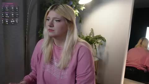 Snapshot of glowkittenx chatting on 1, 12, 2025 glowkittenx online show from 1, 12, 2025