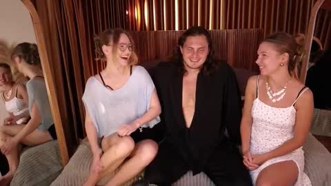   330 UTC2 girls   online show from 6, 2, 2026