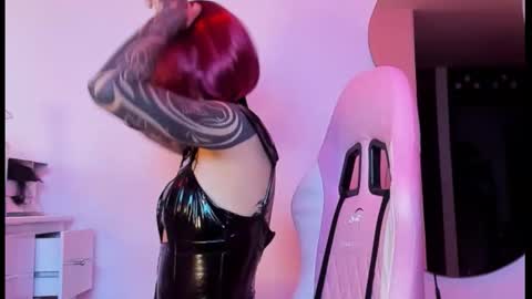 Snapshot of goddess_vee_ chatting on 27, 10, 2025 vee online show from 27, 10, 2025