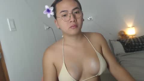 Snapshot of goldbella_ chatting on 10, 1, 2025 bella online show from 10, 1, 2025