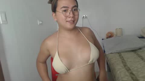 Snapshot of goldbella_ chatting on 5, 2, 2025 bella online show from 5, 2, 2025