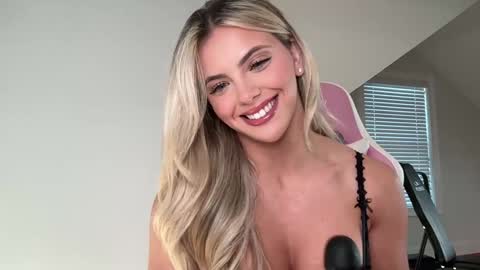 Snapshot of gracieparker chatting on 8, 11, 2025 Gracie online show from 8, 11, 2025