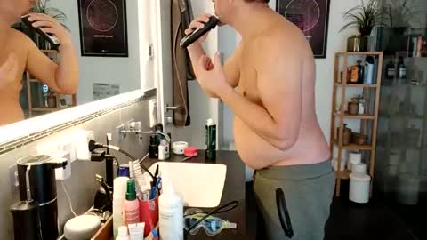 Snapshot of guschidick chatting on 25, 11, 2025 guschidick online show from 25, 11, 2025