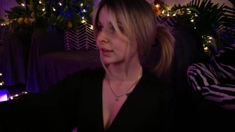 Snapshot of gwenhilton chatting on 21, 2, 2025 gwenhilton online show from 21, 2, 2025