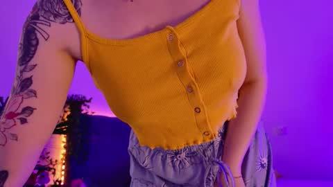 Snapshot of gwenhilton chatting on 3, 10, 2025 gwenhilton online show from 3, 10, 2025