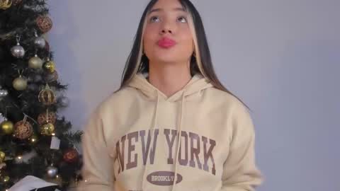 Snapshot of h3y_mia3 chatting on 21, 12, 2024 Paulina online show from 21, 12, 2024