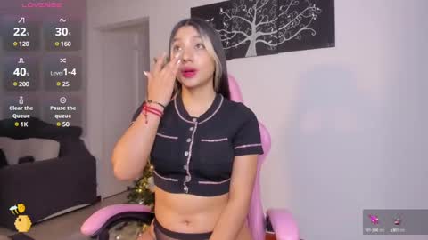 Snapshot of h3y_mia3 chatting on 25, 12, 2024 Paulina online show from 25, 12, 2024