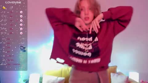 Snapshot of haileyfoxy chatting on 8, 10, 2025 Hailey online show from 8, 10, 2025