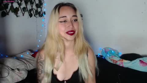 Snapshot of hallie_cam chatting on 29, 9, 2025 reashell online show from 29, 9, 2025