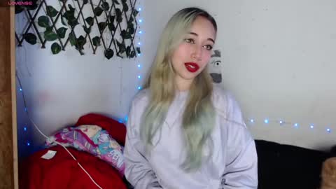 Snapshot of hallie_cam chatting on 5, 10, 2025 reashell online show from 5, 10, 2025