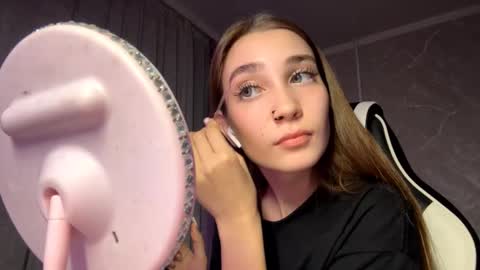 Snapshot of halliemcanaw chatting on 3, 11, 2025 Holly online show from 3, 11, 2025