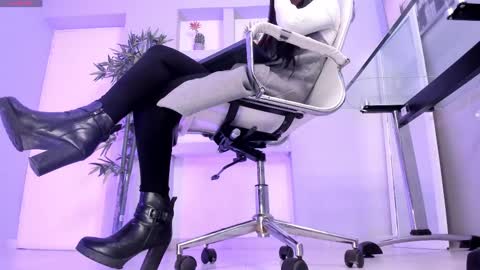 HANNAH HOWELL online show from 18, 2, 2025