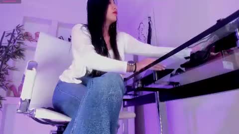 HANNAH HOWELL online show from 6, 7, 2026