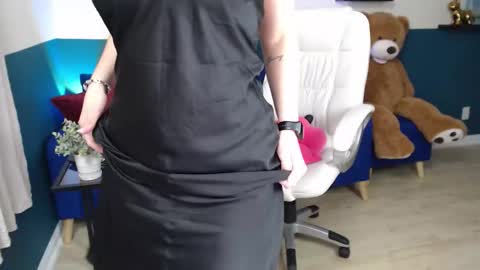 Snapshot of hebelongs2her chatting on 6, 11, 2025 hebelongs2her online show from 6, 11, 2025