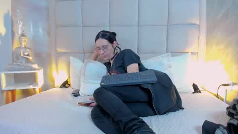 Keira Hecate online show from 3, 12, 2025