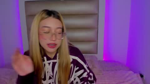 hellen__smith_ online show from 5, 2, 2026