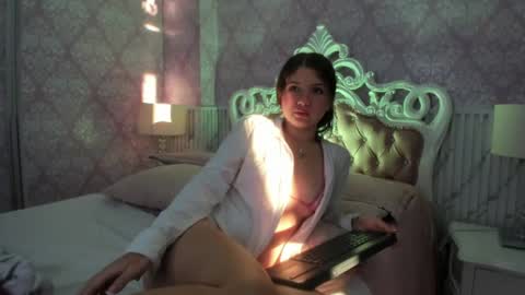 Snapshot of hellencute18_ chatting on 8, 7, 2026 online show from 8, 7, 2026