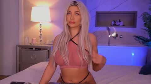 Snapshot of hellenroyy chatting on 20, 10, 2025 hellenroyy online show from 20, 10, 2025