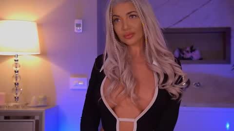 Snapshot of hellenroyy chatting on 26, 10, 2025 hellenroyy online show from 26, 10, 2025