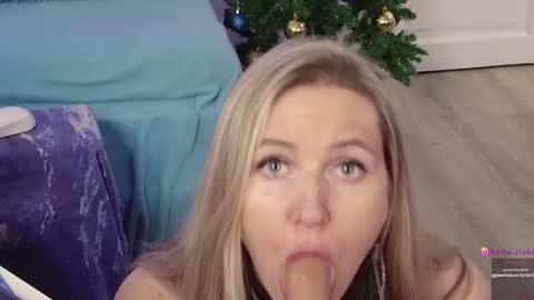 Alisia  Monday to Friday from 10 am to 4 pm GMT 2 online show from 19, 12, 2024