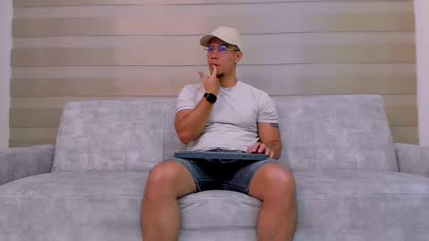 Snapshot of heteros_men chatting on 25, 2, 2025 heteros men online show from 25, 2, 2025