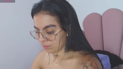 Snapshot of hillary_jones chatting on 17, 11, 2025 sarah online show from 17, 11, 2025