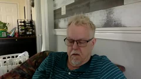 Snapshot of hillcountrydads chatting on 18, 2, 2026 TwoDaddies online show from 18, 2, 2026