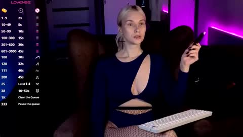 Snapshot of hitchcocianblonde_ chatting on 6, 11, 2025 Mary online show from 6, 11, 2025