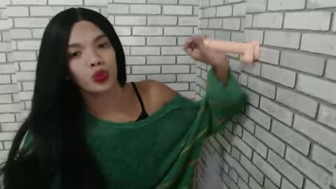 Snapshot of hoelyguine chatting on 5, 1, 2026 Guinevere3 online show from 5, 1, 2026