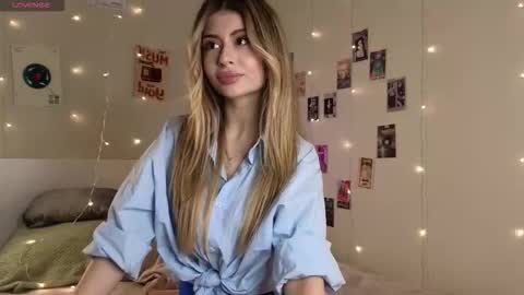 Snapshot of holayoula chatting on 18, 9, 2025 Moni Monica online show from 18, 9, 2025
