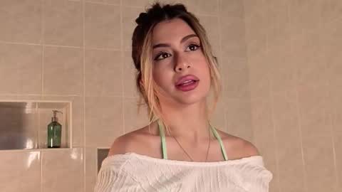 Snapshot of holayoula chatting on 4, 10, 2025 Moni Monica online show from 4, 10, 2025