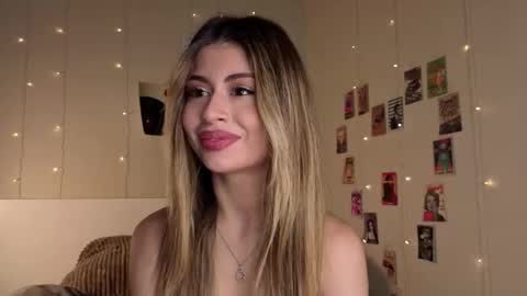 Snapshot of holayoula chatting on 12, 10, 2025 Moni Monica online show from 12, 10, 2025