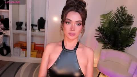 Snapshot of holee_laura chatting on 2, 2, 2025 Ms. Laura online show from 2, 2, 2025