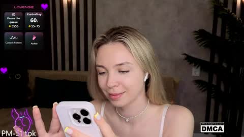 Snapshot of holl1would chatting on 25, 4, 2026 My social media links subscribe to support me online show from 25, 4, 2026