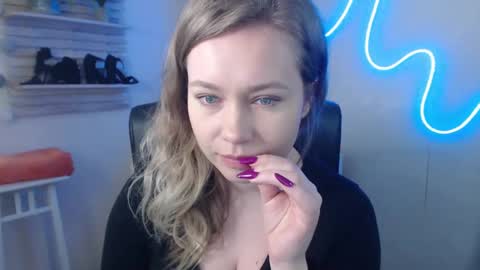 Holly online show from 18, 2, 2025