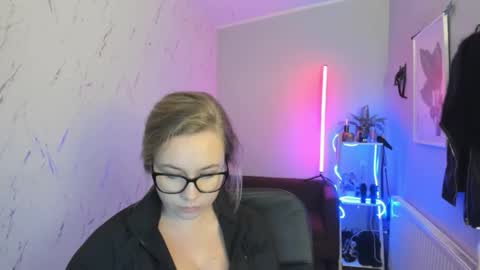 Holly online show from 4, 11, 2025