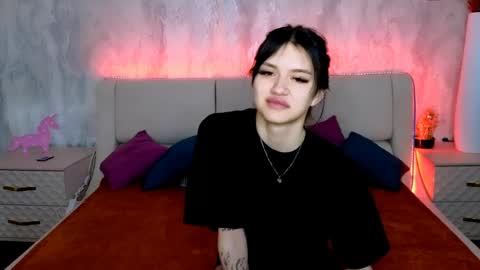Snapshot of holly_beck chatting on 8, 6, 2026 Holly online show from 8, 6, 2026