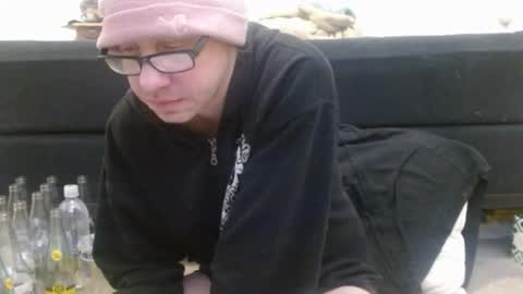 Holly Hawkes online show from 9, 2, 2025