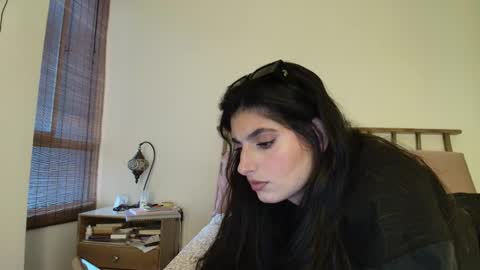 hollyshit_ online show from 25, 3, 2026