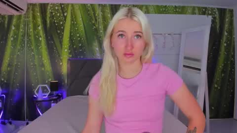 Snapshot of hollytaillor chatting on 19, 9, 2025 HollyTaillor online show from 19, 9, 2025