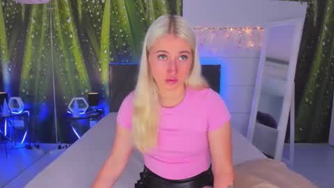 Snapshot of hollytaillor chatting on 20, 9, 2025 HollyTaillor online show from 20, 9, 2025
