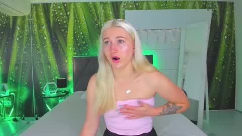 Snapshot of hollytaillor chatting on 1, 10, 2025 HollyTaillor online show from 1, 10, 2025