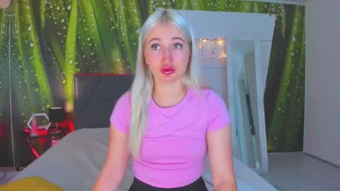 Snapshot of hollytaillor chatting on 6, 10, 2025 HollyTaillor online show from 6, 10, 2025