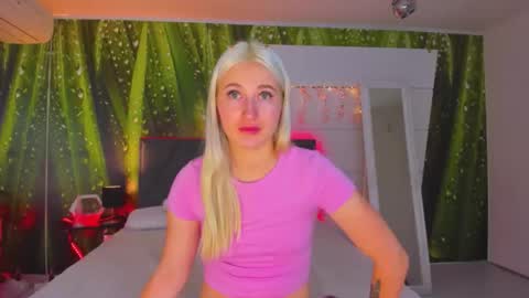 Snapshot of hollytaillor chatting on 13, 10, 2025 HollyTaillor online show from 13, 10, 2025